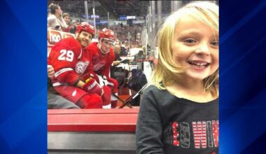 Cute hockey fan photobombed at Blackhawks-Red Wings game