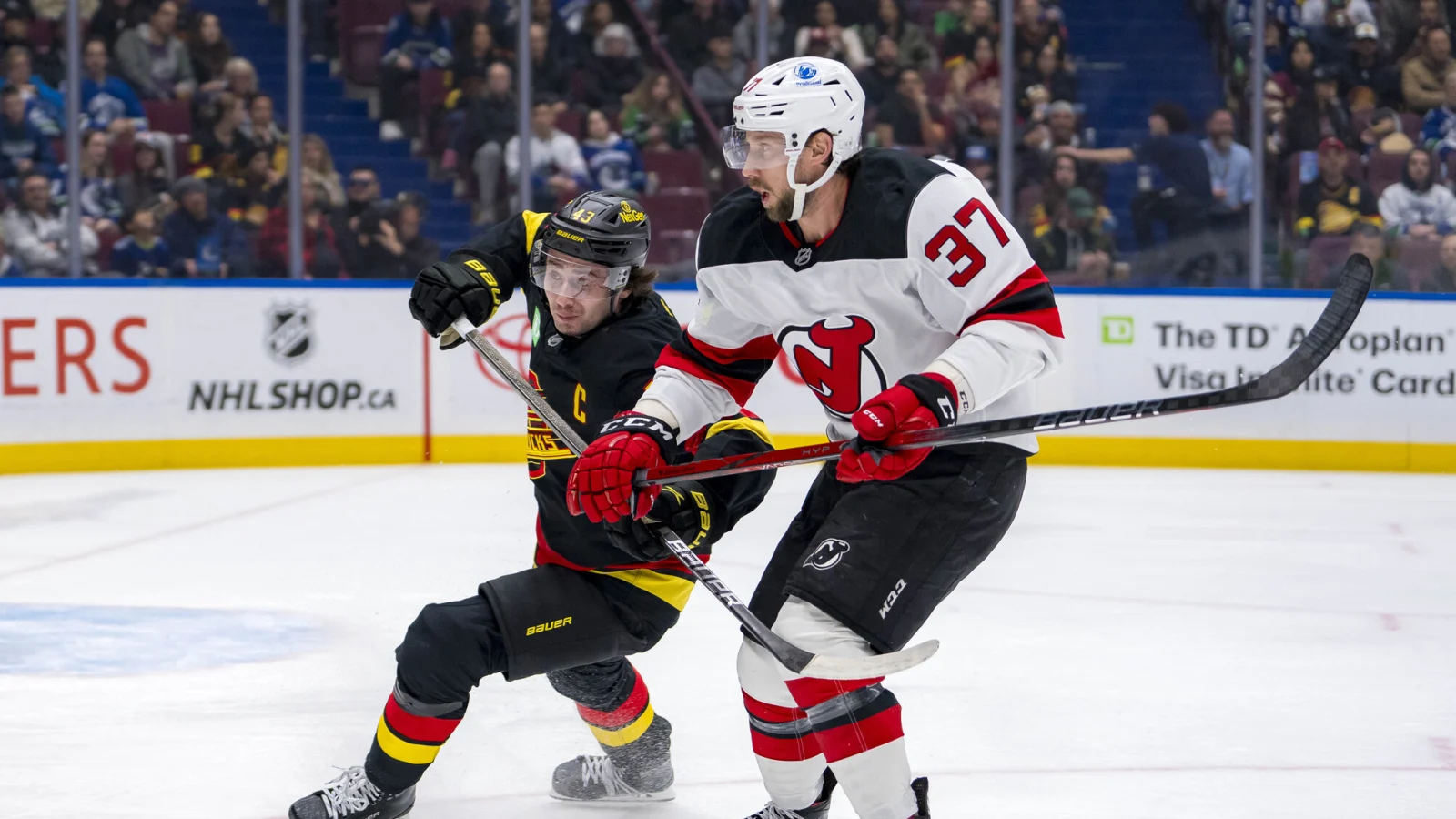 New York Rangers strengthen their offensive line as they sign divisional rival