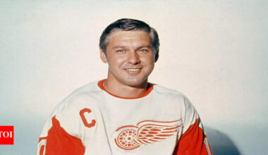 Alex Delvecchio, Detroit Red Wings legend and 3-time Stanley Cup champion, dies at 93 | NHL News