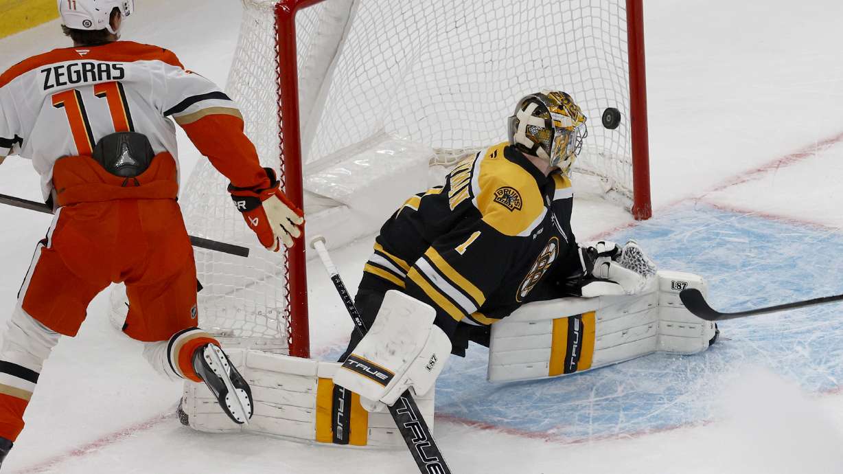 Ducks beat Bruins 3-2 in overtime for fourth straight win. Goalie Gibson leaves with injury