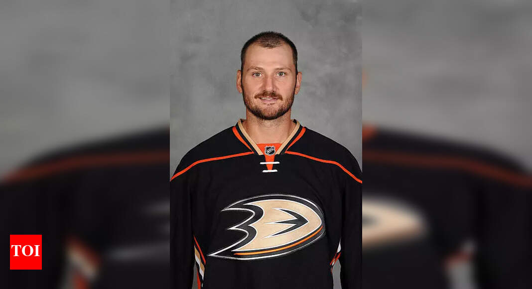 Nick Tarnasky destroys drunk man in wild golf‑course brawl caught on video | NHL News