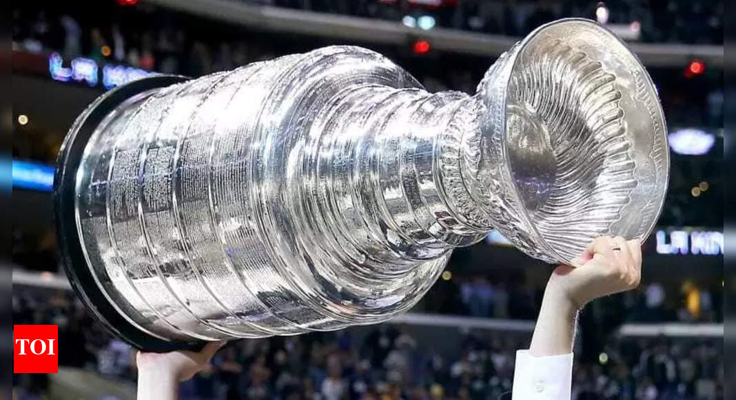 "Bring it back!": Fans continue to push for the return of the iconic Stanley Cup Playoffs logo on the ice | NHL News