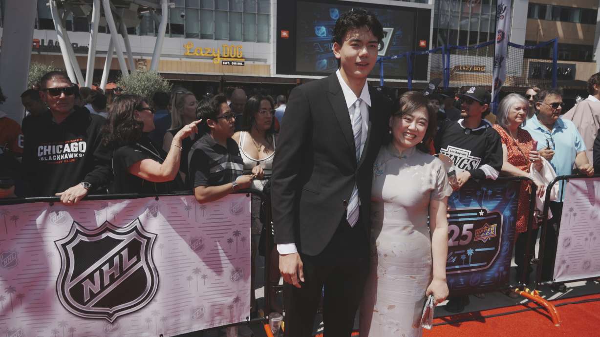 Simon Wang becomes highest-drafted player born in China, going 33rd to Sharks in NHL draft