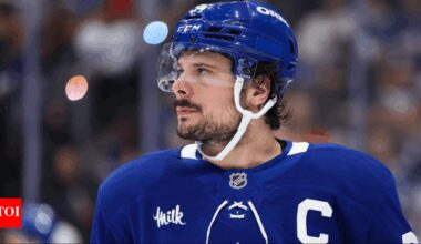 Toronto Maple Leafs’ Auston Matthews enjoys offseason moment with fan | NHL News