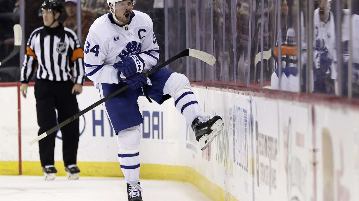 Auston Matthews scores in overtime to lift the Maple Leafs to a 2-1 win over the Devils