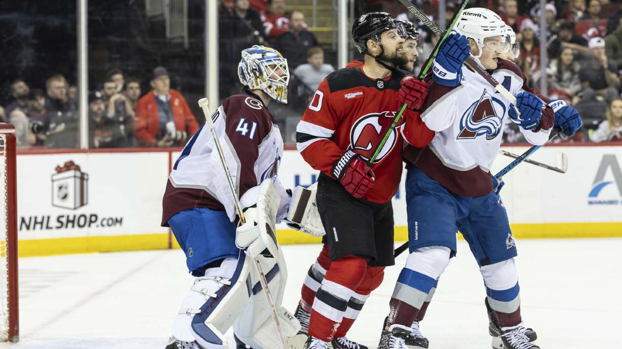 Scott Wedgewood stops 25 shots in the Avalanche's 4-0 win over the Devils