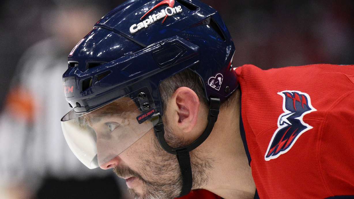 How close is Alex Ovechkin to breaking Wayne Gretzky's NHL career goals record?