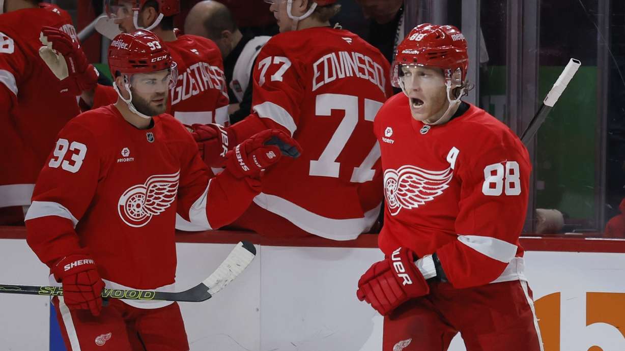 Patrick Kane's goal late in overtime gives the Red Wings a 5-4 win over the Ducks