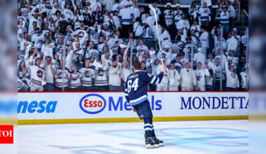 Logan Stanley levels Jordan Kyrou with crushing mid-ice hit | NHL News