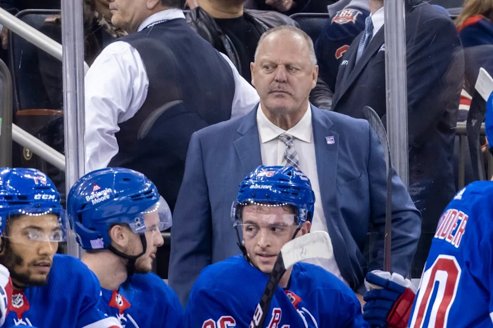 Gallant in the Rangers bench during a game against the Coyotes. Corey Sipkin for the NY POST