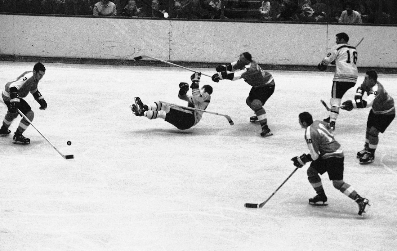 Ex-Red Wings, Michigan Stags D-man John Miszuk dies at 84