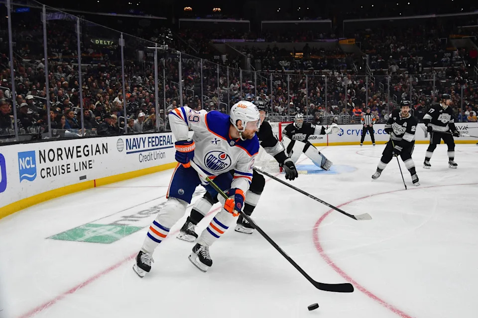Oilers center Leon Draisaitl (29) moves the puck against the Kings. Gary A. Vasquez-Imagn Images