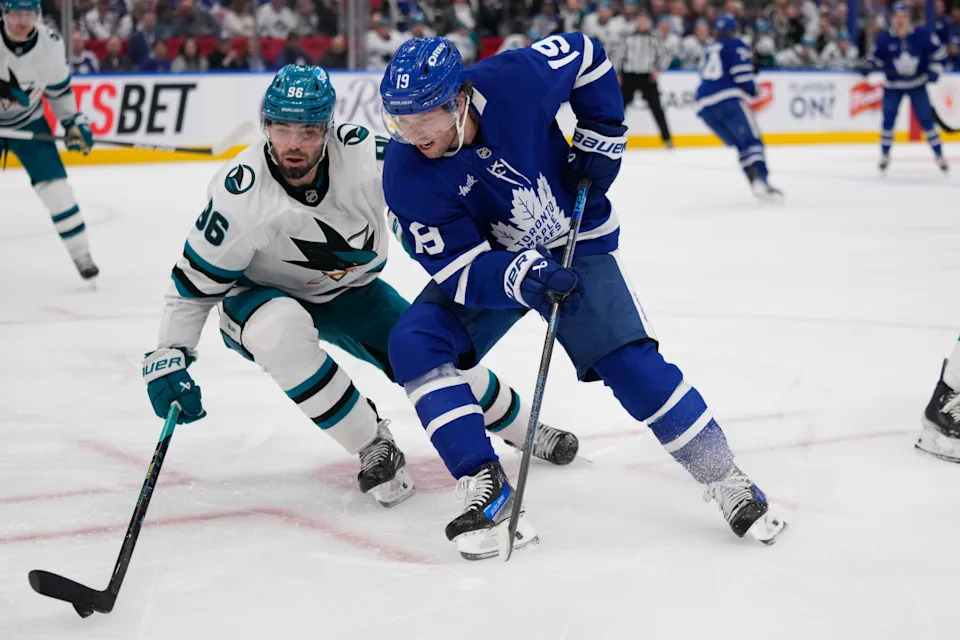 Toronto Maple Leafs forward Calle Jarnkrok (19) battles for the puck.John E. Sokolowski-Imagn Images