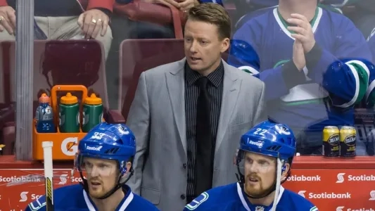 Glen Gulutzan behind the bench with the Vancouver Canucks.
