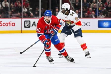 Mar 30, 2023; Montreal, Quebec, CAN; Montreal Canadiens right wing Alex Belzile (60) plays the puck against the Florida Panthers during the second period at Bell Centre. Mandatory Credit: David Kirouac-Imagn Images