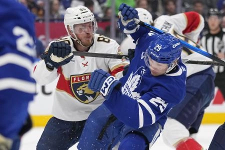 Former Maple Leafs forward Pontus Holmberg signs in Tampa Bay