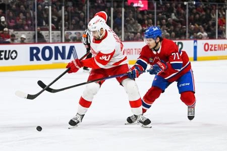 Apr 4, 2023; Montreal, Quebec, CAN; Montreal Canadiens center Jake Evans (71) defends the puck against Detroit Red Wings center Joe Veleno (90) during the first period at Bell Centre. Mandatory Credit: David Kirouac-Imagn Images