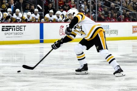 Apr 11, 2025; Newark, New Jersey, USA; Pittsburgh Penguins defenseman Erik Karlsson (65) passes the puck during the third period against the New Jersey Devils at Prudential Center Apr 11, 2025; Newark, New Jersey, USA; Pittsburgh Penguins defenseman Erik Karlsson (65) passes the puck during the third period against the New Jersey Devils at Prudential Center