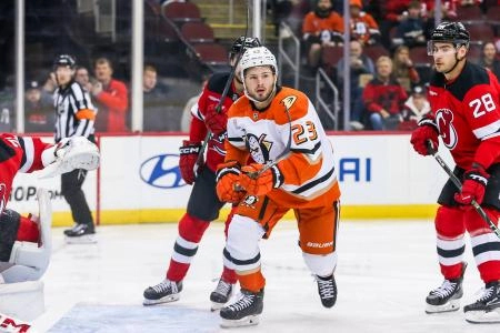 Mason McTavish in action during a game between the Anaheim Ducks and the New Jersey Devils.