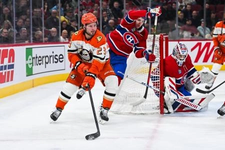 Dec 9, 2024; Montreal, Quebec, CAN; Anaheim Ducks center Mason McTavish (23) plays the puck against Montreal Canadiens defenseman Lane Hutson (48) during the first period at Bell Centre. Mandatory Credit: David Kirouac-Imagn Images Dec 9, 2024; Montreal, Quebec, CAN; Anaheim Ducks center Mason McTavish (23) plays the puck against Montreal Canadiens defenseman Lane Hutson (48) during the first period at Bell Centre. Mandatory Credit: David Kirouac-Imagn Images