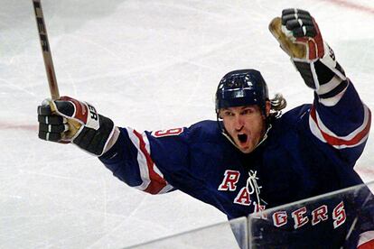Wayne Gretzky celebrates a goal while playing for the New York Rangers, November 7, 1997.