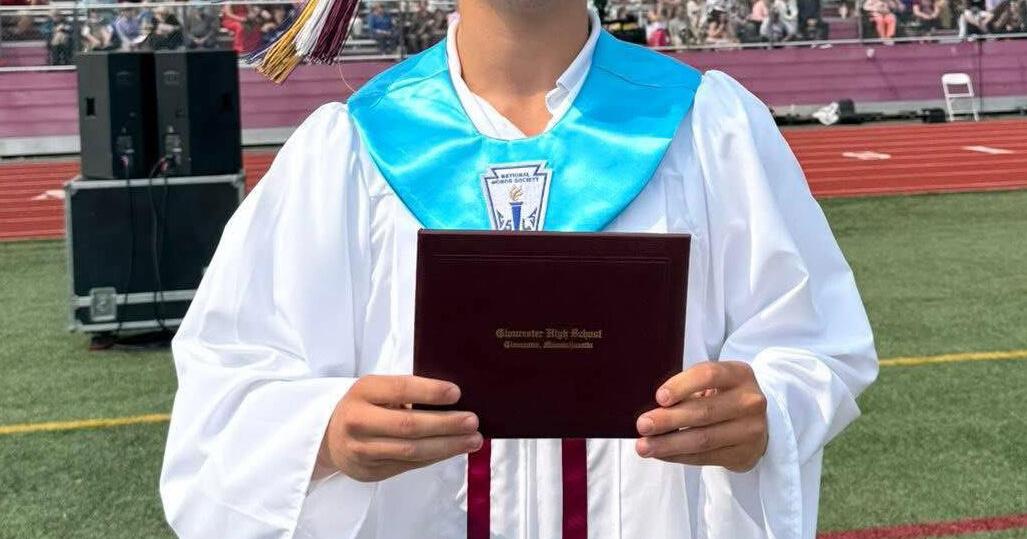 Hockey player injured in head-on crash on life support; family donating organs | Local News