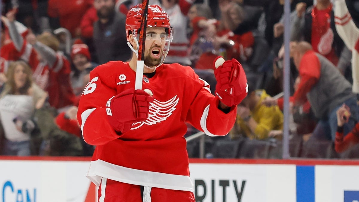 J.T. Compher scores late, Red Wings upend Penguins