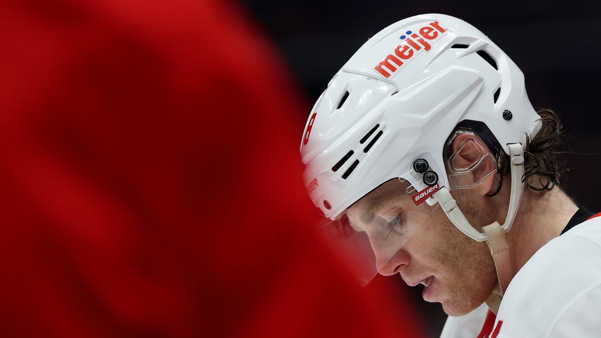 Red Wings collapse in third period, lose again in Washington