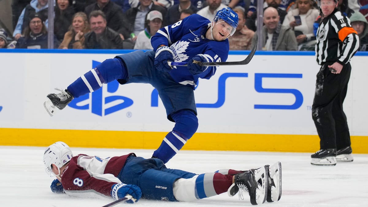 Maple Leafs goal accidentally aided by referee in win vs. Avalanche