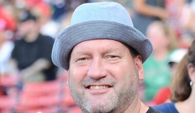 Lyndon Byers, former Bruins tough guy, dies at 61