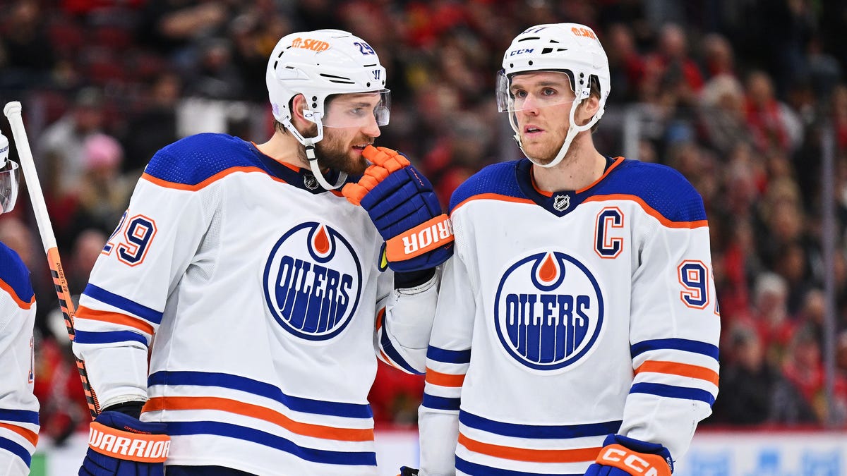 Connor McDavid, Leon Draisaitl play in beer league hockey game