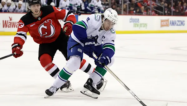 Devils head into matchup with the Blackhawks on losing streak