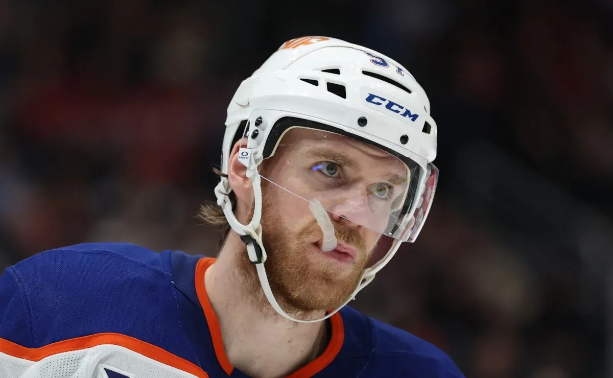 NHL legend issues dramatic warning on Connor McDavid’s future with the Oilers, referencing Wayne Gretzky
