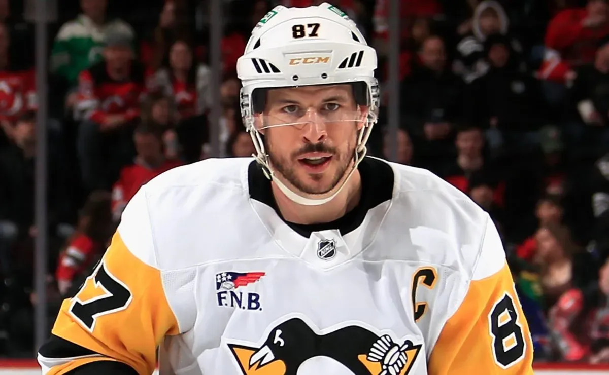 Sidney Crosby, Penguins reportedly at risk of losing key defenseman amid Hurricanes' interest