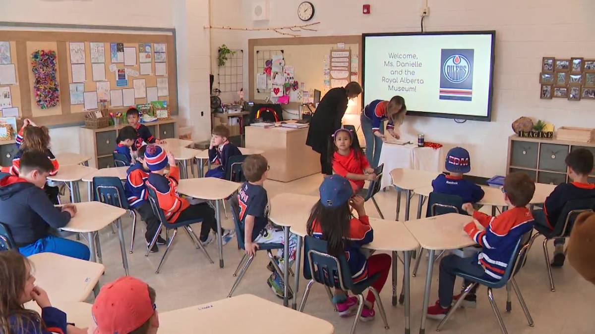 Click to play video: 'Grade 2 class gets new Oilers artifacts added to Royal Alberta Museum'