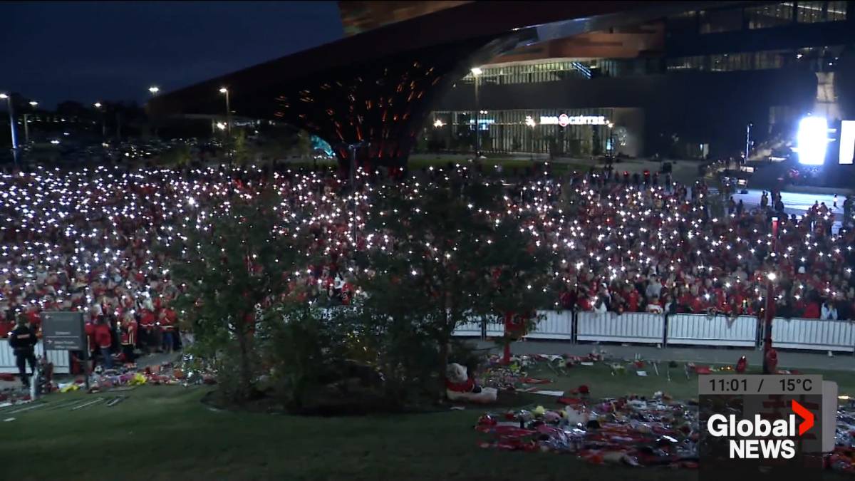 Click to play video: 'Calgary Flames hold emotional candlelight vigil for Gaudreau brothers in Calgary'