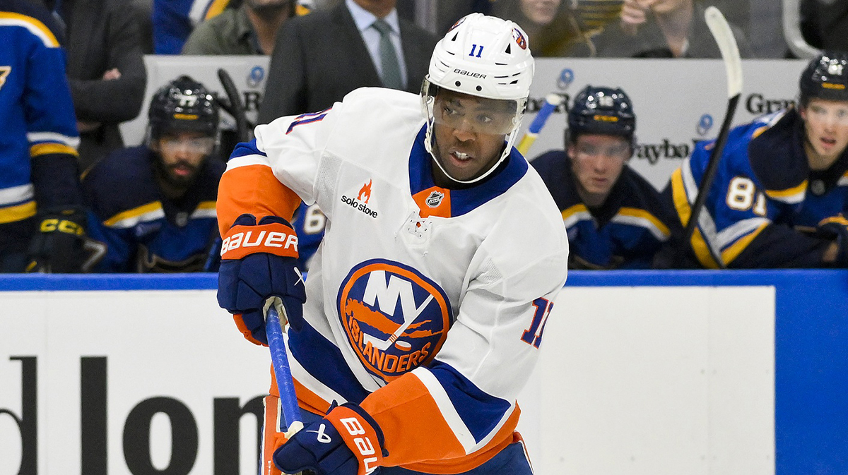 New York Islanders left wing Anthony Duclair (11) controls the puck against the St. Louis Blues during the first period at Enterprise Center.