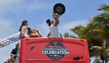 Florida Panthers re-sign forward Mackie Samoskevich