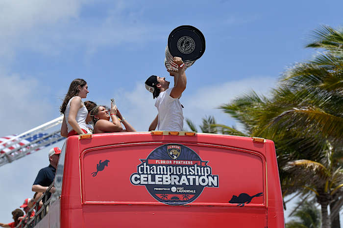 Florida Panthers re-sign forward Mackie Samoskevich