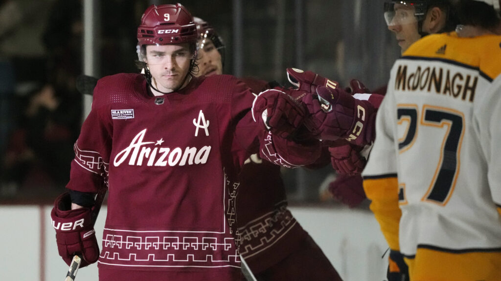 Clayton Keller scores twice to help Coyotes beat Predators