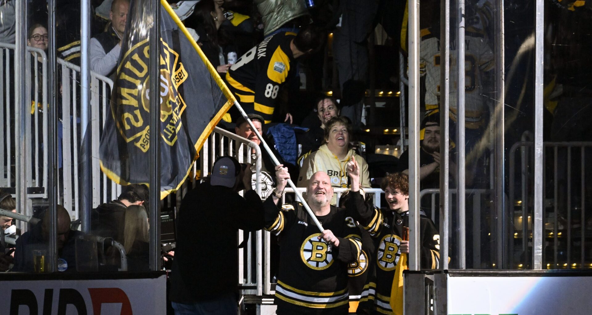 Longtime Bruins forward, radio host Lyndon Byers remembered
