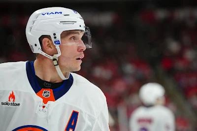 New York Islanders forward Bo Horvat reacts during 2025 game.