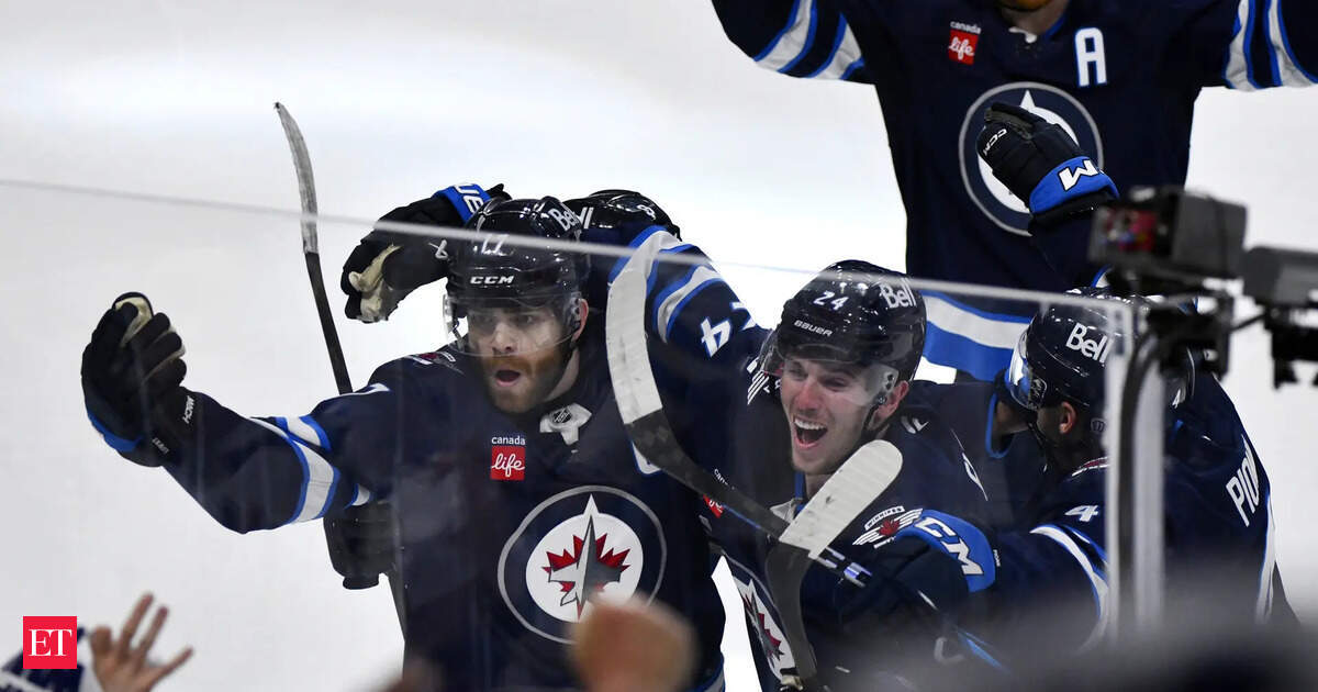 Adam Lowry’s Jets fly past the Blues in Game 7 of the Stanley Cup playoffs