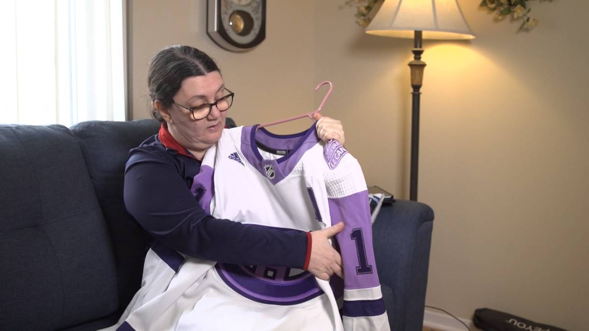 Click to play video: 'Hockey jersey story between Habs player Brendan Gallagher and Quebec woman winning hearts'