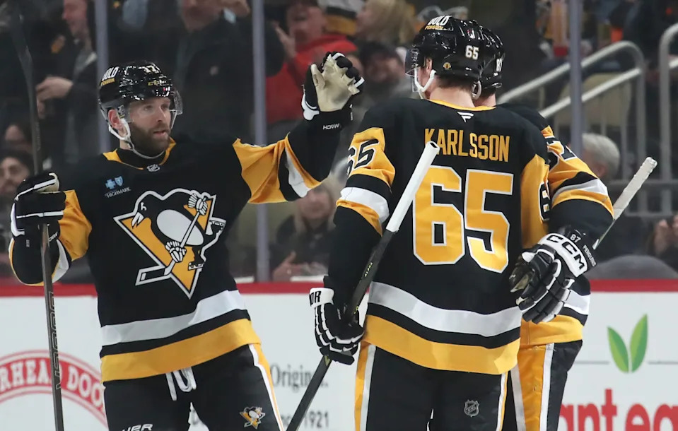 Pittsburgh Penguins right wing Bryan Rust (17) congratulates defenseman Erik Karlsson (65) after a goal.Charles LeClaire-Imagn Images