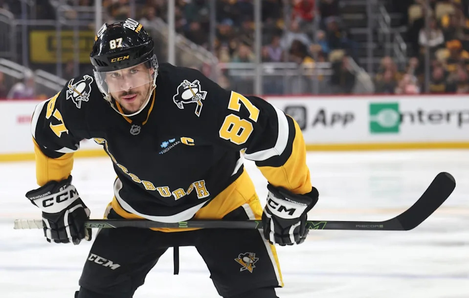 Pittsburgh Penguins center Sidney Crosby (87) prepares to take a face-off.Charles LeClaire-Imagn Images