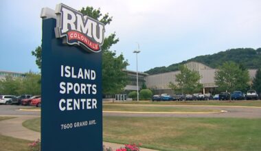 Mother charged with assaulting 16-year-old referee at youth hockey game – WPXI