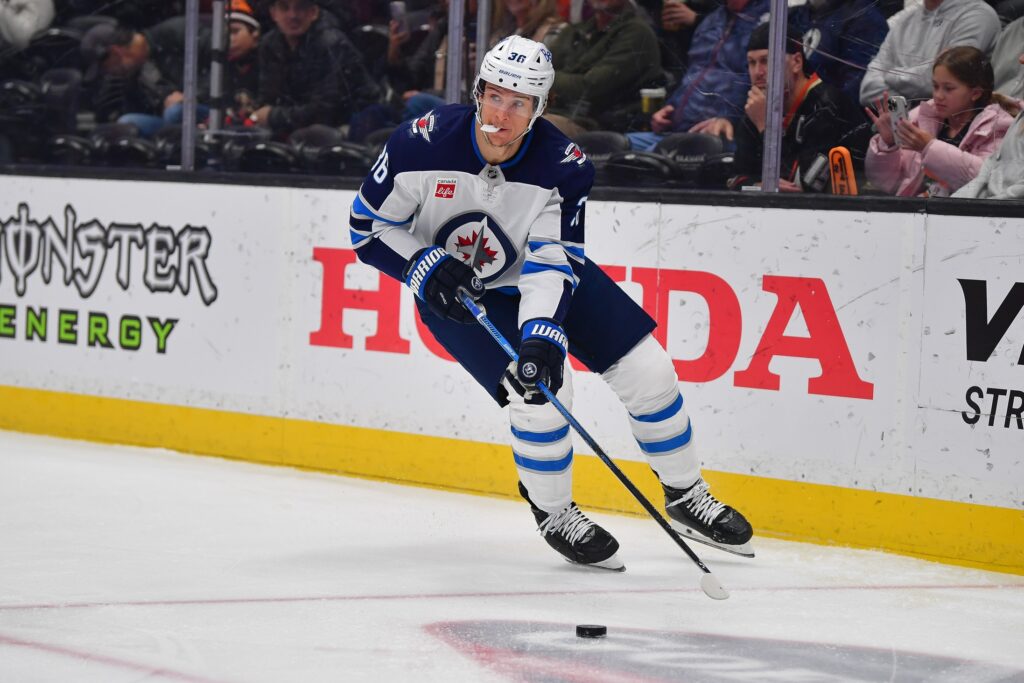 Jets Re-Sign Morgan Barron To Two-Year Deal