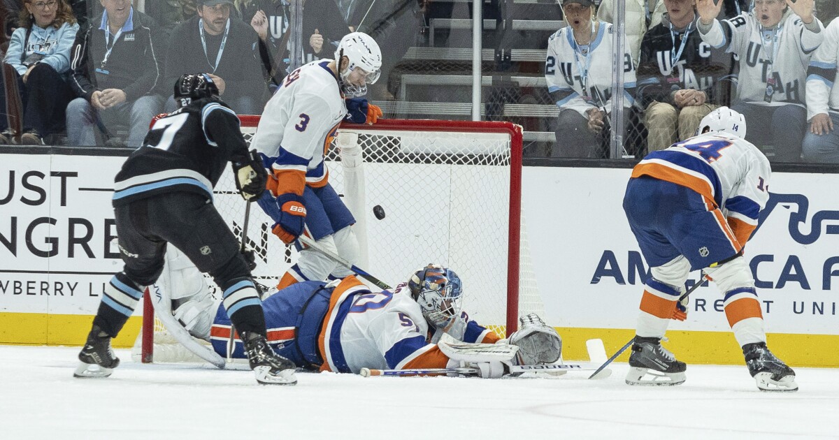 Barzal's late goal leads Islanders to 3rd straight road win, 2-1 over Utah