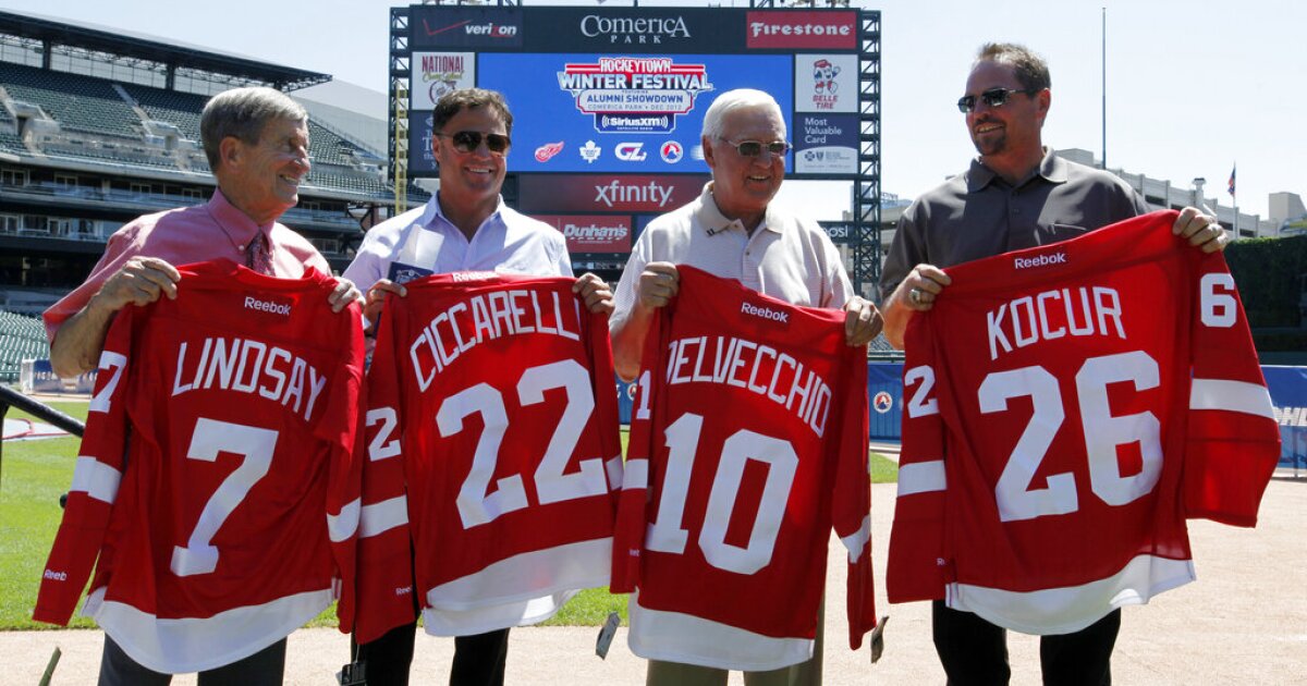 Detroit Red Wings legend Alex Delvecchio dies at 93